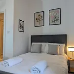 Modern Double Room W Private Bath & Free Parking