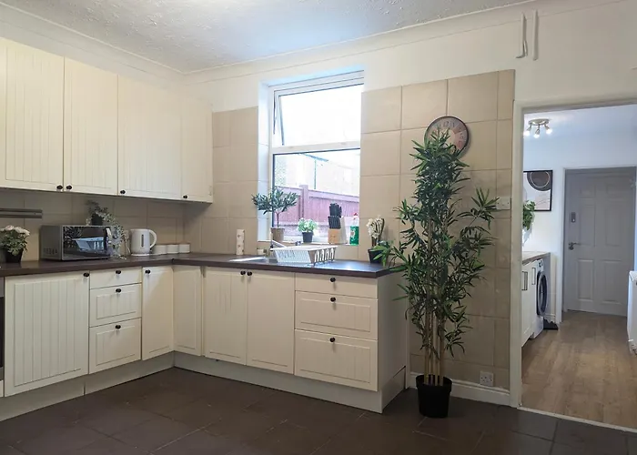 Modern Double Room W Private Bath & Free Parking