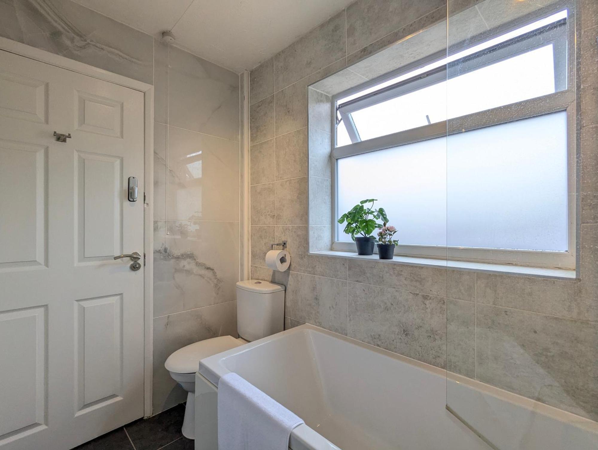 Modern Double W Private Bath & Free Parking *