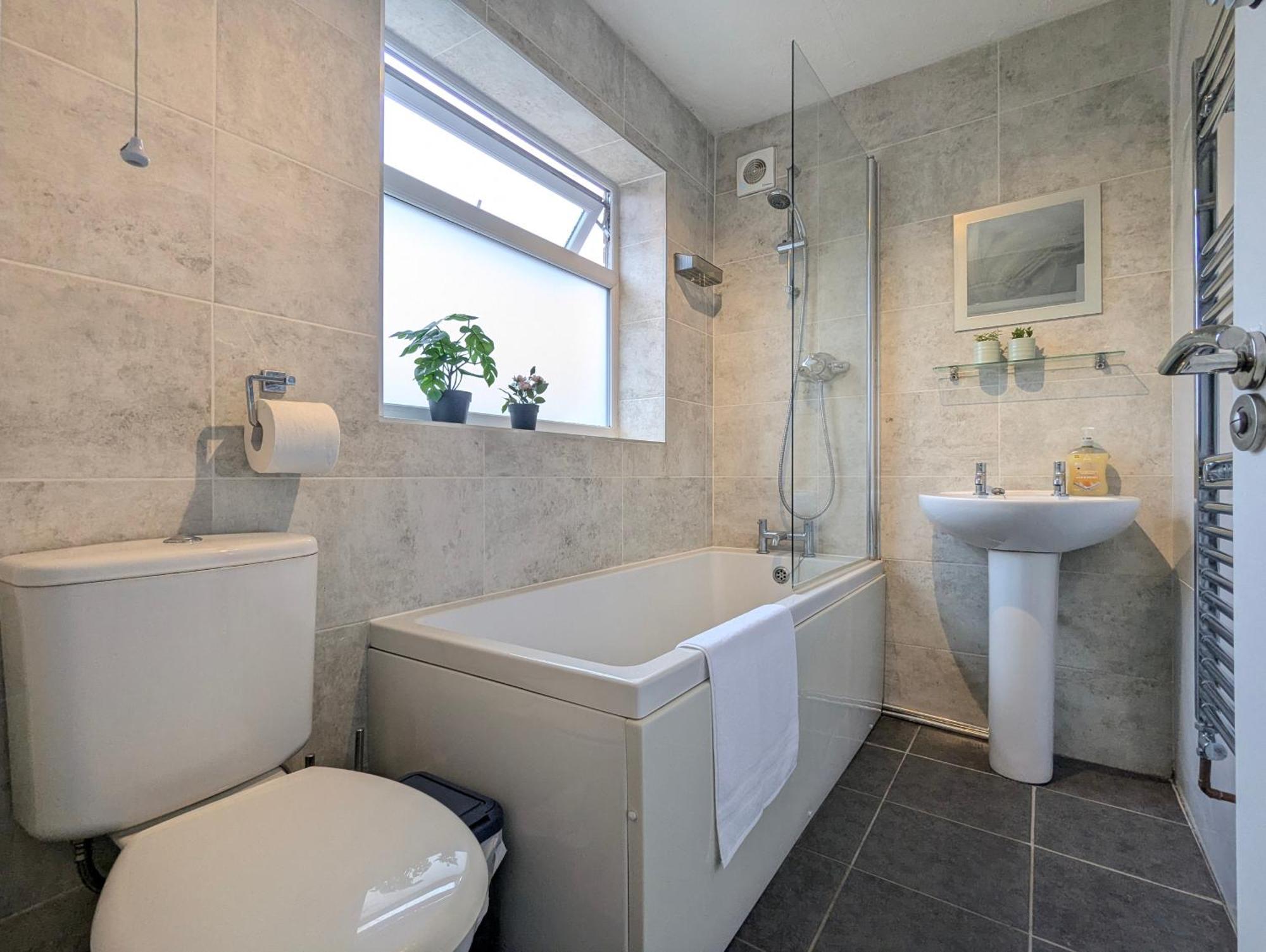 Modern Double W Private Bath & Free Parking * York