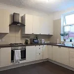Modern Double Room W Private Bath & Free Parking