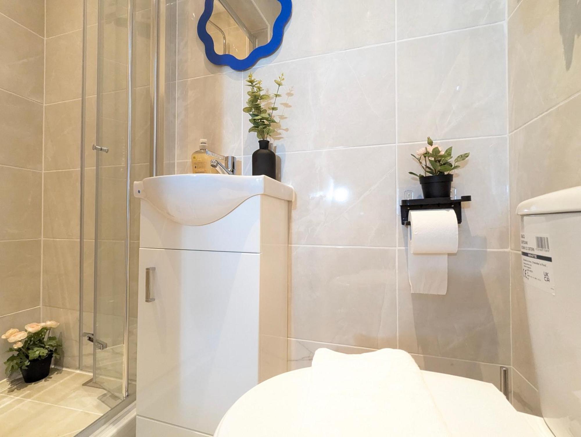 Modern Double W Private Bath & Free Parking