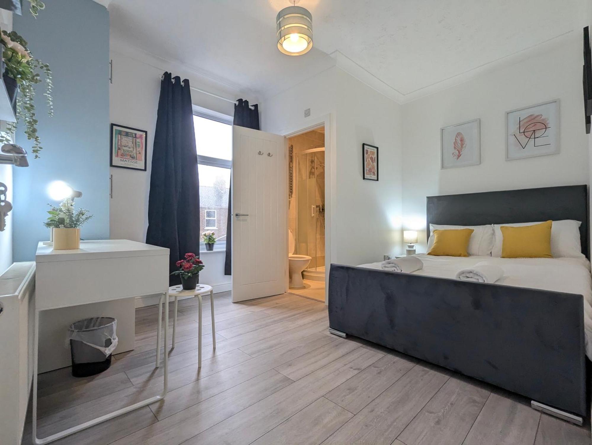 Modern Double W Private Bath & Free Parking York