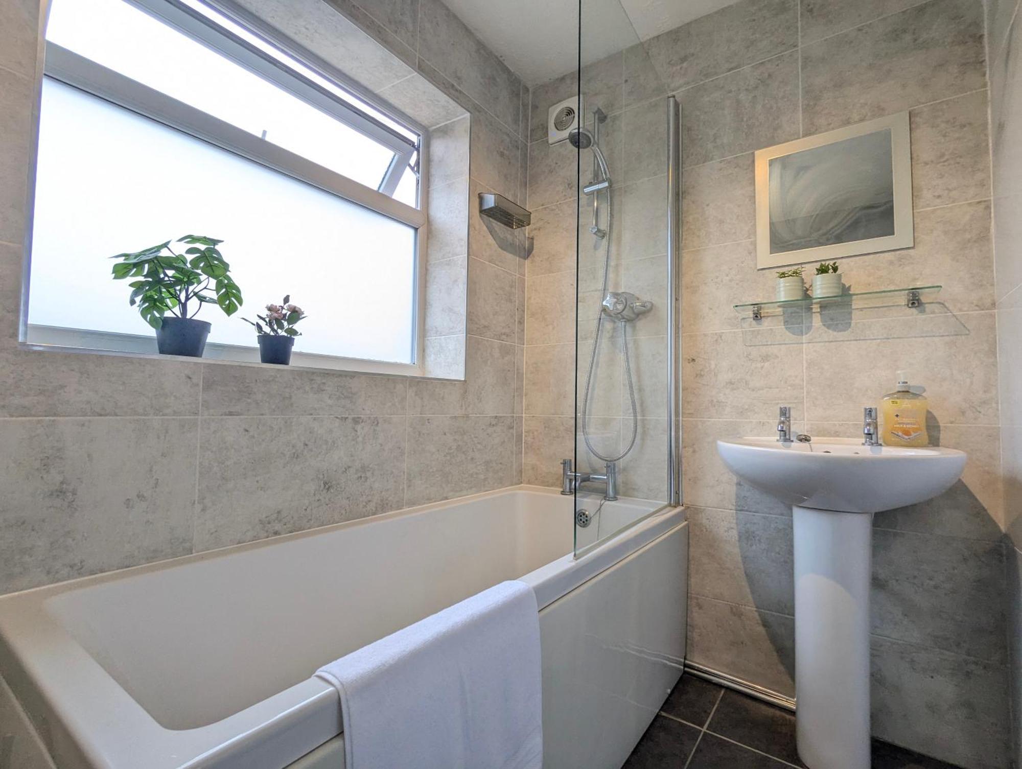 Modern Double W Private Bath & Free Parking Holiday home York
